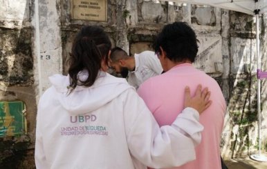 Personas frente a una tumba en el cementerio de Cimitarra, Santander