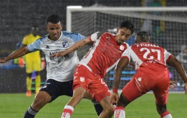 Jugadores de Santa Fe y Millonarios disputan el balón en un clásico capitalino