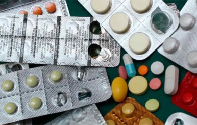 Diferentes medicamentos puestos en una superficie 
