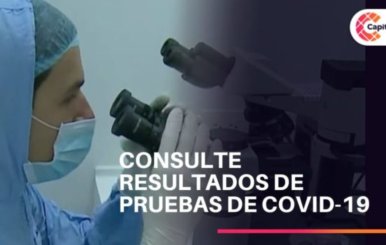 Científico mira por un microscopio