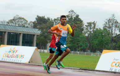 Dos atletas con en una pista de atletismo
