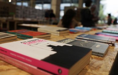 Una mesa de madera llena de libros