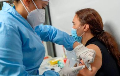 Enfermera vacunando a una paciente