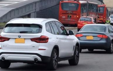 Carros sobre una autopista