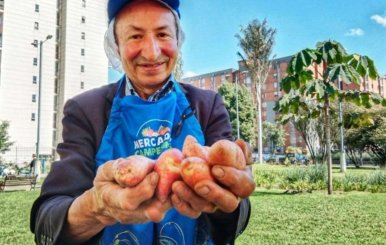 Campesino con verduras en sus manos