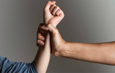 Alguien toma fuerte el antebrazo de otra persona