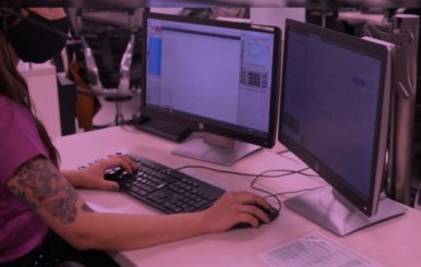 Mujer en un escritorio con un computador