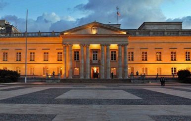 Casa de Nariño: una casa blanca con un porche en el centro sostenido por columnas blancas