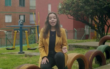 Mujer adolescente sentada en un parque 