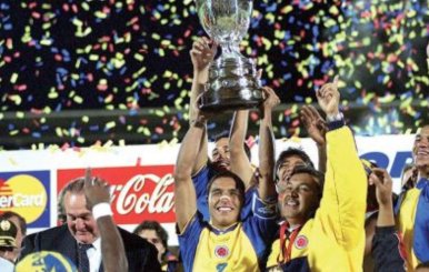 Futbolista levantando un trofeo