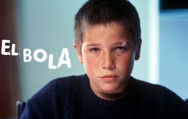 Niño con la cara lastimada mirando a cámara con un fondo azul