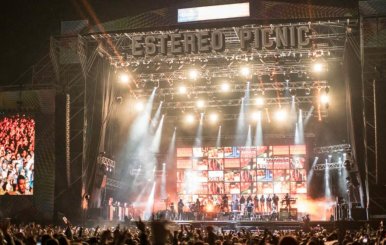Tarima de conciertos llena de fans