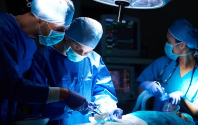 Operación de paciente en hospital