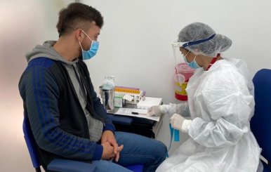 Enfermera y paciente en un consultorio con instrumentos médicos en una mesa al lado