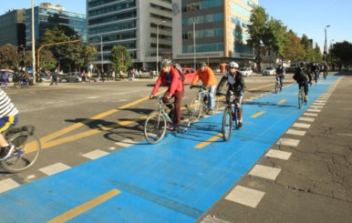Bici usuarios recorriendo una ciclovía en Bogotá