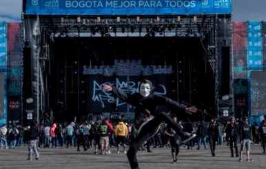 Una tarima para conciertos con público al frente