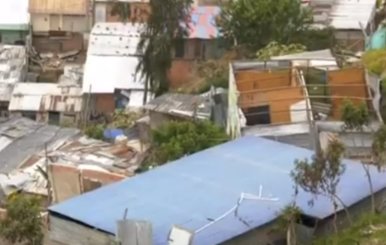 Viviendas en peligro de deslizamiento en Soacha.