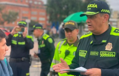 Oficiales de Policía con uniforme azul y verde