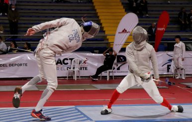 Combate de esgrima con participante colombiano