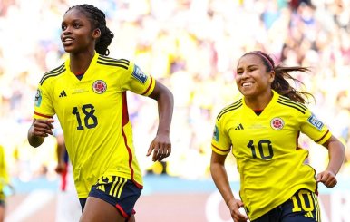 Dos mujeres con uniformes deportivos amarillos