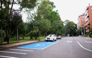 Una zona de parqueadero en la calle