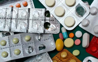 Mesa con diferentes medicamentos encima