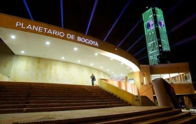 Fachada del Planetario de Bogotá de noche