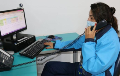 Mujer contestando una llamada