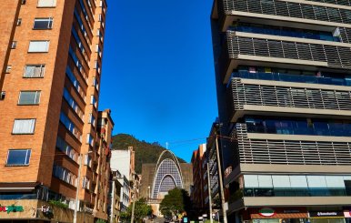 Paisaje de una iglesia en medio de dos edificios.