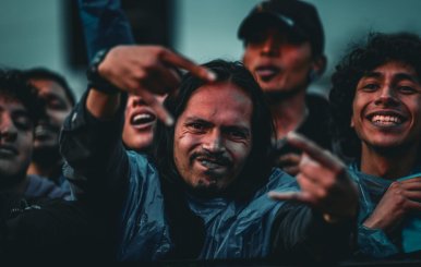 Personas al frente de una tarima
