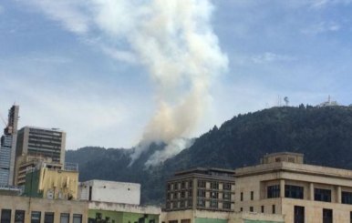 Un cerro prendido llamas 