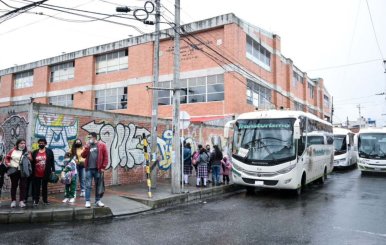 Rutas escolares blancas en una acera