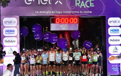 Pista de salida con un arco morado arriba
