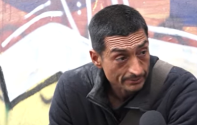 Hombre hablándole a un micrófono
