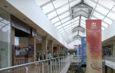 Pasillo de centro comercial 