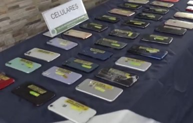 Mesa azul con celulares robados encima