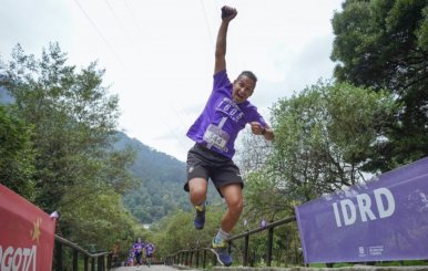 Hombre con camiseta morada saltando