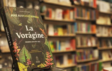 Libro sobre una mesa