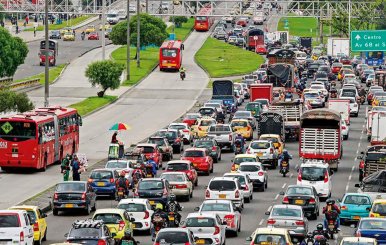 Vía congestionada con automóviles y buses