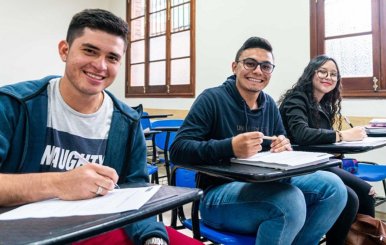 Estudiantes en un aula de clases