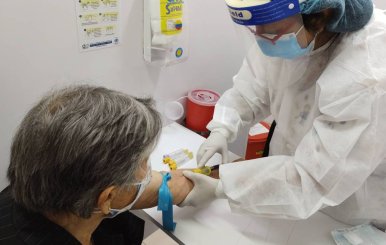 Mujer mayor recibiendo una inyección de una enfermera