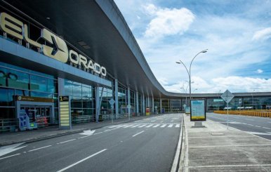Vista frontal de la entrada del aeropuerto internacional El Dorado en Bogotá