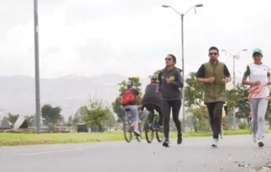 Tres personas trotan al lado de una calle