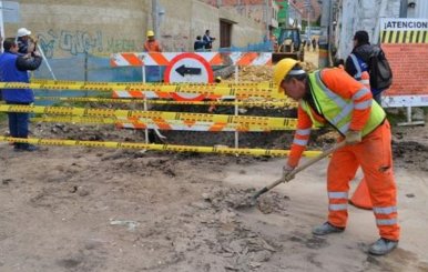 Maestros de obra trabajando en la malla vial de Bogotá