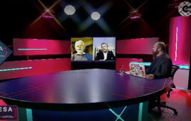 Santiago Rivas sentado frente a una mesa en su espacio televisivo de Mesa Capital.