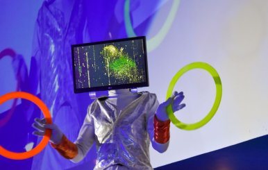 Personaje disfrazado de pantalla en la presentación de SmartFilms 2023