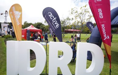 Letrero gigante del Instituto distrital de Recreación y Deporte de Bogotá