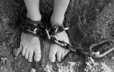 Pies atados a unas cadenas en un bosque