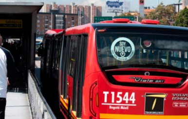 Imagen de la parte posterior de un bus de TransMilenio