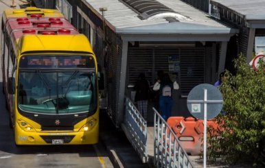 TransMilenio llegando a una estación. 